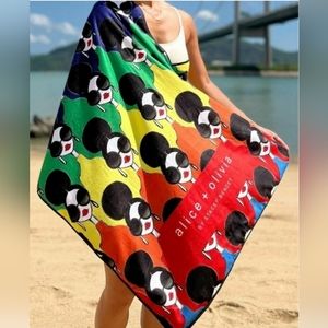 Alice + Olivia stacy face yoga towel